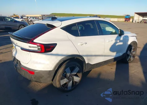 2023 Volvo C40 Recharge Pure Electric Twin Ultimate z USA, uszkodzony, nr VIN YV4ED3GM4P2032806